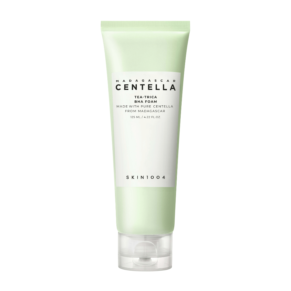 Le produit "Madagascar Centella Tea-trica BHA Foam" est présenté dans un tube vert et blanc. Il est conçu pour nettoyer la peau et contient de la Centella pure de Madagascar. Le volume est de 125 ml.