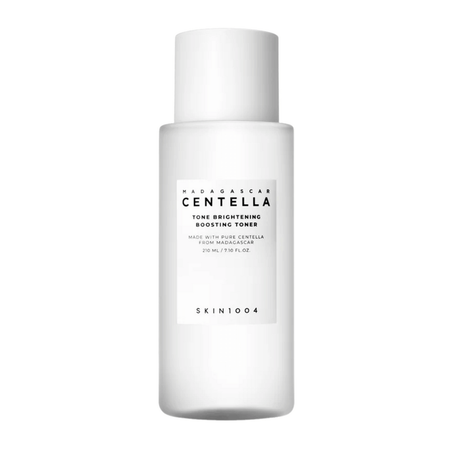 Image produit sur SKIN1004 Madagascar Centella Tone Brightening Boosting Toner – une bouteille blanche, élégante avec un design minimaliste et un texte noir.