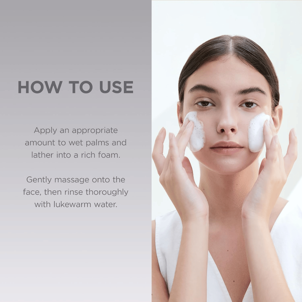 Image d’instructions avec un modèle montrant comment utiliser le produit. L’accent est mis sur l’application sur le visage et sur la manière dont le nettoyant s’intègre dans la routine quotidienne de soins de la peau.