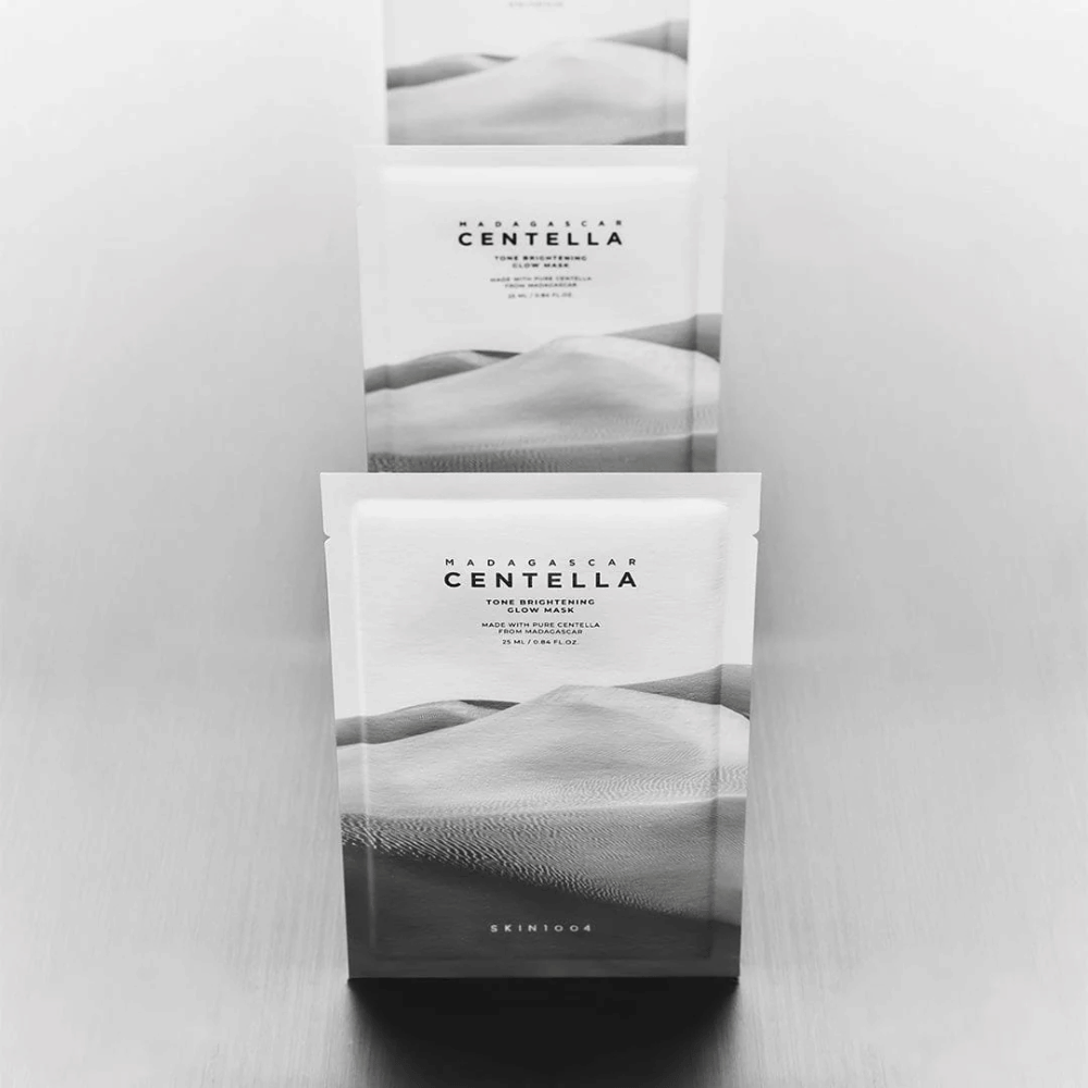 Plusieurs masques empilés en ligne, présentation produit élégante en noir et blanc.