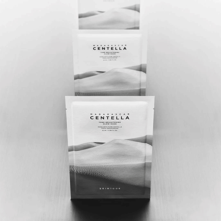 Plusieurs masques empilés en ligne, présentation produit élégante en noir et blanc.