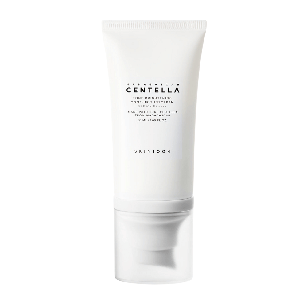 Un tube avec Madagascar Centella Tone Brightening Tone-Up Sunscreen de SKIN1004. Le tube est blanc avec du texte noir et contient 50 ml. Le produit a SPF 50+ PA++++ et est fabriqué avec de la Centella pure de Madagascar.