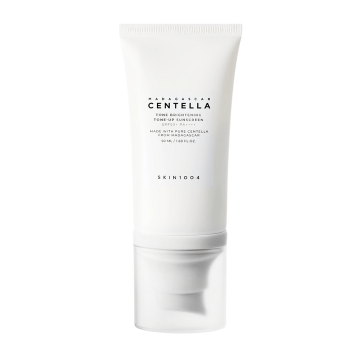 Un tube avec Madagascar Centella Tone Brightening Tone-Up Sunscreen de SKIN1004. Le tube est blanc avec du texte noir et contient 50 ml. Le produit a SPF 50+ PA++++ et est fabriqué avec de la Centella pure de Madagascar.