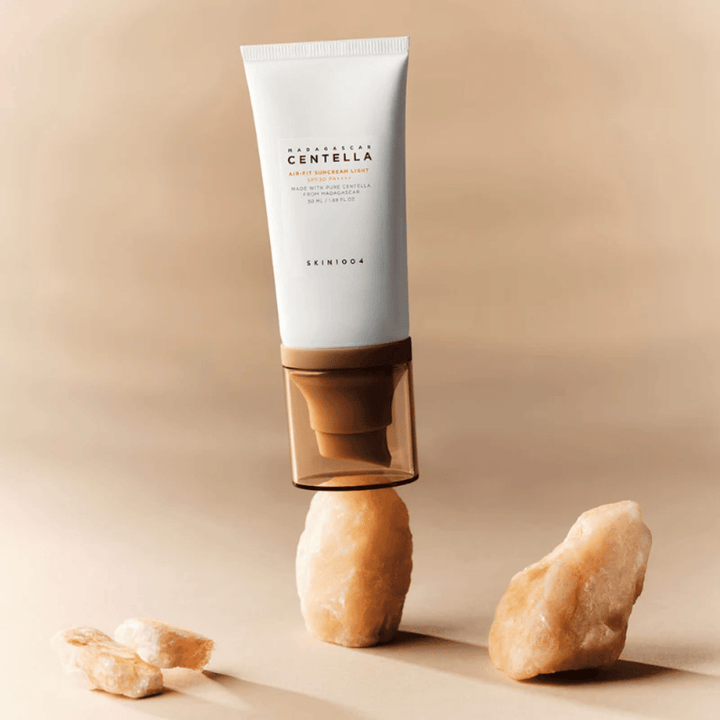 SKIN1004 Madagascar Centella Air-Fit Suncream Light – crème solaire coréenne avec une formule légère qui s'absorbe rapidement et aide à apaiser la peau avec centella asiatica.