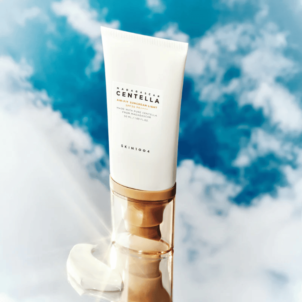 SKIN1004 Madagascar Centella Air-Fit Suncream Light SPF30 PA++++ – crème solaire légère avec centella asiatica qui protège la peau contre les rayons UV et hydrate sans se sentir lourde.