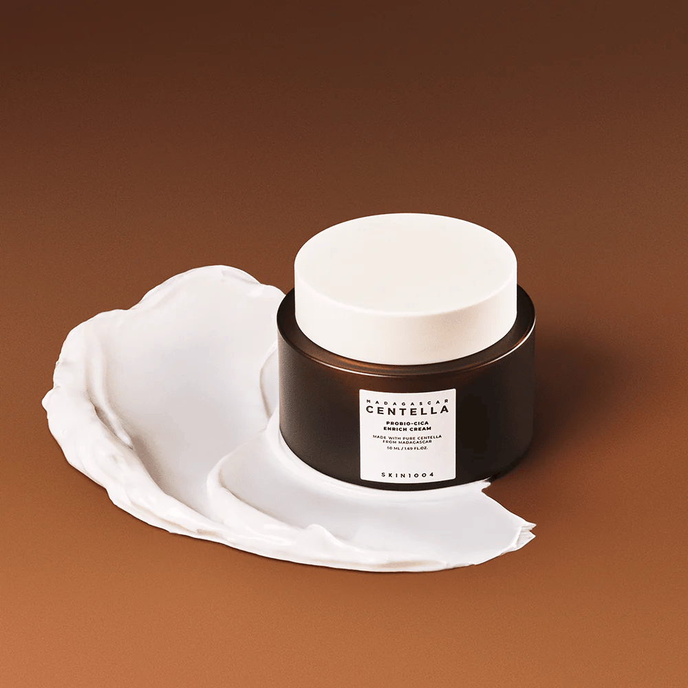 SKIN1004 Madagascar Centella Probio-Cica Enrich Cream placé sur une couche de crème – crème hydratante et apaisante pour le visage avec centella asiatica.