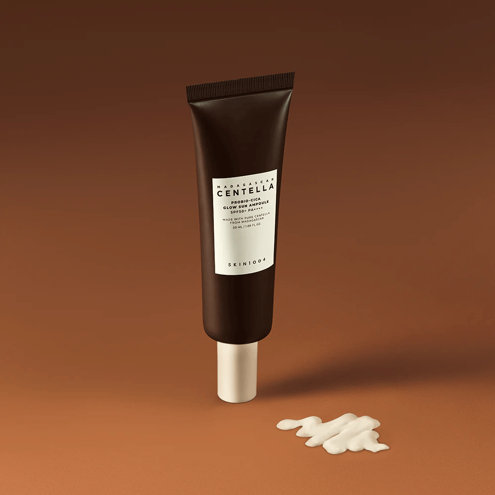SKIN1004 Madagascar Centella Probio-Cica Glow Sun Ampoule a une formule soyeuse, légèrement teintée qui fond dans la peau. Elle protège avec SPF50+ PA++++, hydrate en profondeur et donne un éclat naturel – parfait pour un usage quotidien.