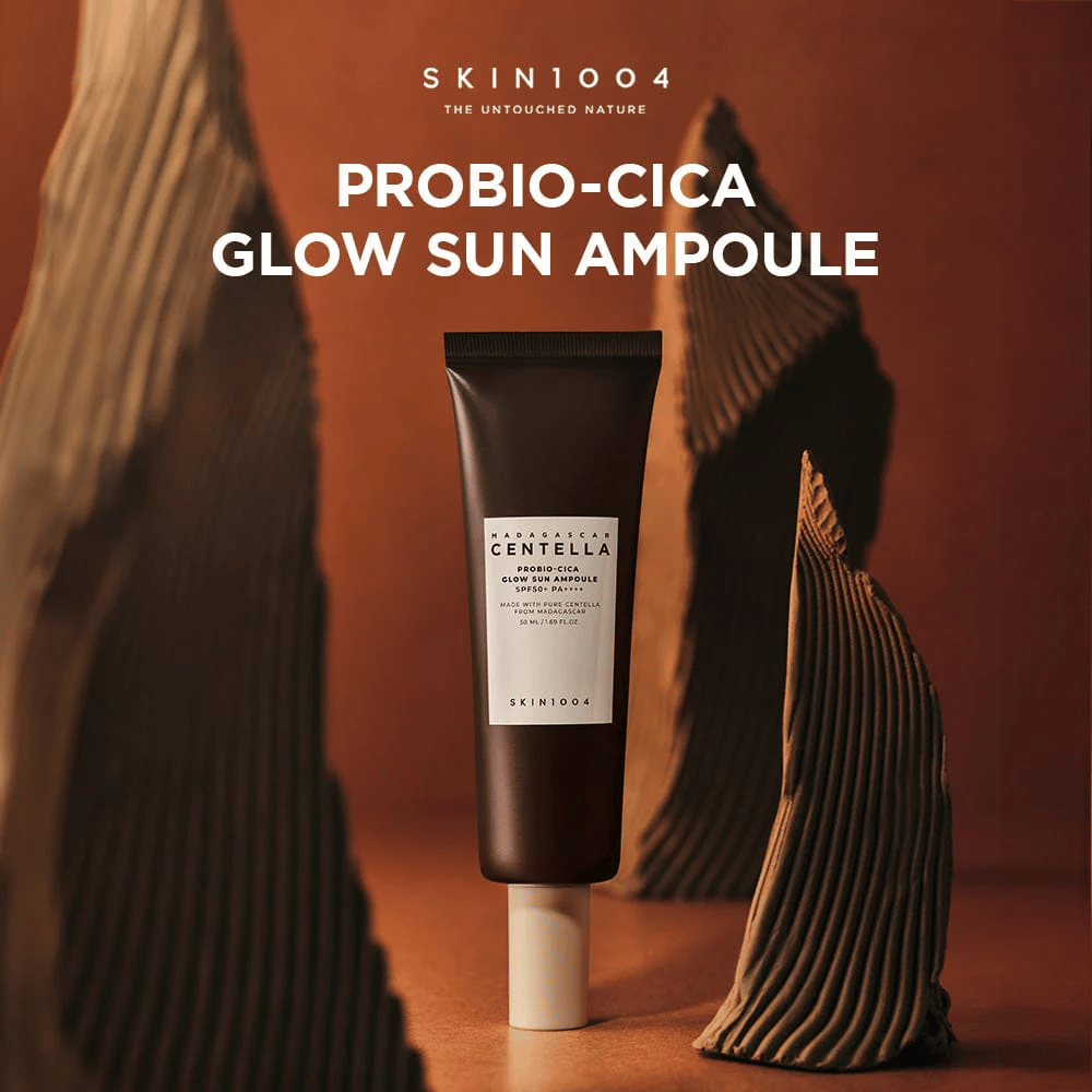 SKIN1004 Madagascar Centella Probio-Cica Glow Sun Ampoule – une protection solaire nutritive avec SPF50+ PA++++ qui donne de l'éclat, protège et renforce la barrière cutanée avec des probiotiques et de la centella de Madagascar. Convient également aux peaux sensibles.