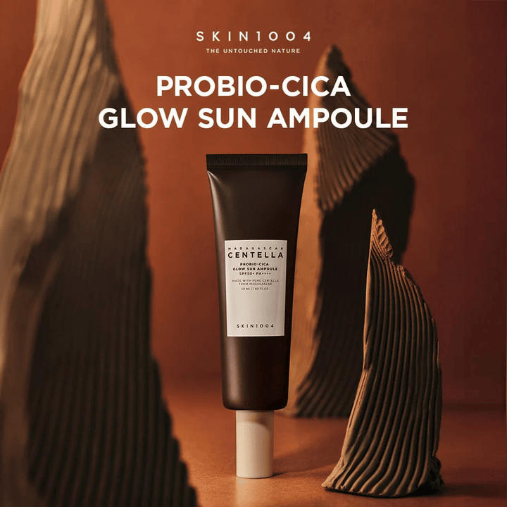 SKIN1004 Madagascar Centella Probio-Cica Glow Sun Ampoule – une protection solaire nutritive avec SPF50+ PA++++ qui donne de l'éclat, protège et renforce la barrière cutanée avec des probiotiques et de la centella de Madagascar. Convient également aux peaux sensibles.