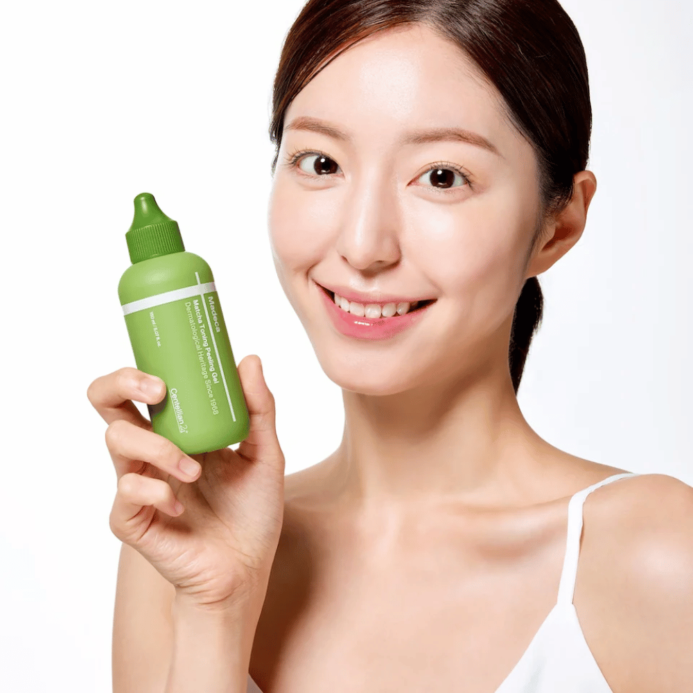 Centellian24 Madeca Matcha Toning Peeling Gel en main – peeling du visage coréen qui aide à exfolier la peau en douceur et à améliorer l'éclat de la peau.