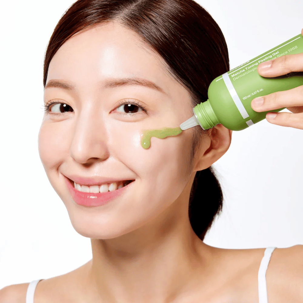 Personne appliquant Centellian24 Madeca Matcha Toning Peeling Gel – peeling doux qui aide à éliminer les cellules mortes de la peau et à rendre la peau plus douce et plus éclatante.