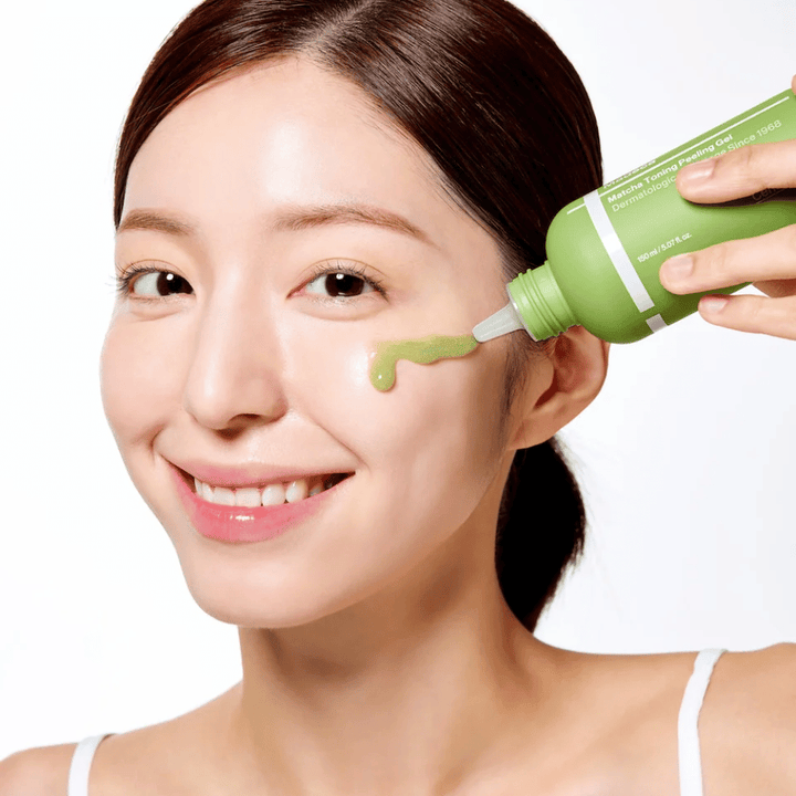 Personne appliquant Centellian24 Madeca Matcha Toning Peeling Gel – peeling doux qui aide à éliminer les cellules mortes de la peau et à rendre la peau plus douce et plus éclatante.