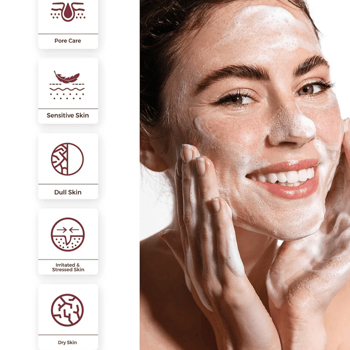 Personne utilisant Centellian24 Madeca Amino Acid Cleansing Foam – nettoyant doux pour le visage coréen qui crée une mousse douce et aide à nettoyer les pores et à apaiser la peau sensible.