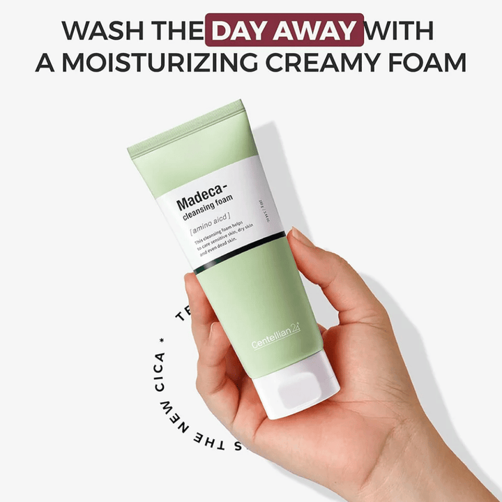 Centellian24 Madeca Amino Acid Cleansing Foam dans la main – nettoyant pour le visage coréen avec acides aminés et Centella Asiatica qui offre une mousse crémeuse et nettoie la peau en douceur sans dessécher.