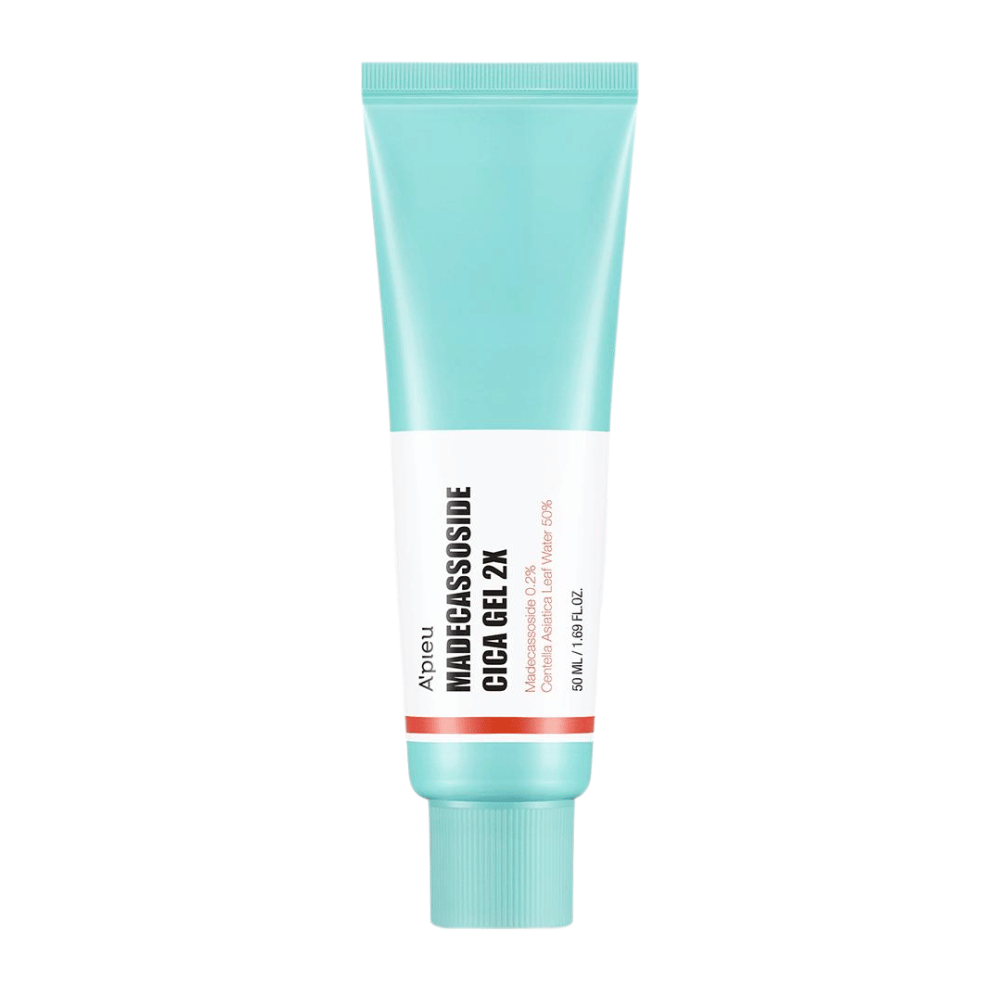 A’pieu Madecassoside Cica Gel 2X en tube turquoise avec étiquette blanche et texte noir et rouge, debout sur un fond blanc.