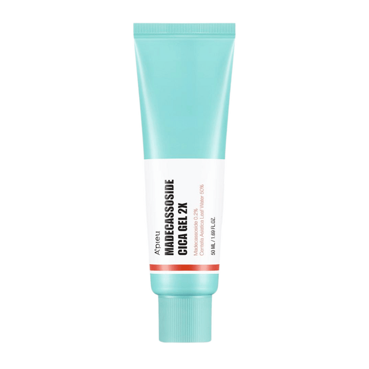 A’pieu Madecassoside Cica Gel 2X en tube turquoise avec étiquette blanche et texte noir et rouge, debout sur un fond blanc.