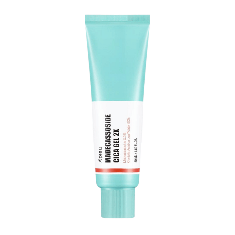 A’pieu Madecassoside Cica Gel 2X en tube turquoise avec étiquette blanche et texte noir et rouge, debout sur un fond blanc.