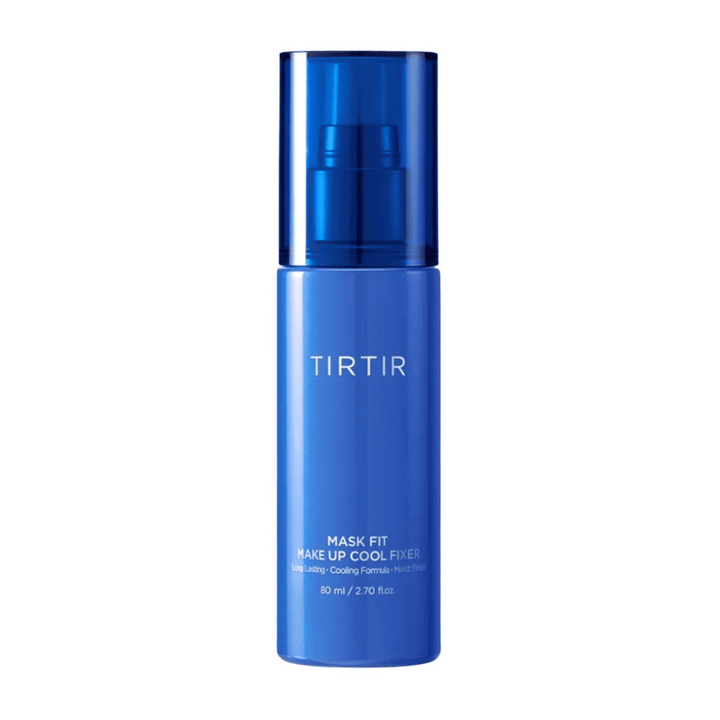 Un flacon pulvérisateur bleu avec "TIRTIR Mask Fit Make Up Cool Fixer" sur l'étiquette. Le design du flacon est élégant et moderne, et il contient 80 ml (2,70 fl. oz.) d'un produit qui offre une finition durable et rafraîchissante pour le maquillage.