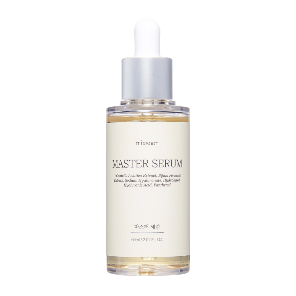Mixsoon Master Serum dans une bouteille en verre transparent avec une pipette argentée, contenant des ingrédients apaisants et hydratants comme Centella Asiatica et l'acide hyaluronique pour une peau éclatante.