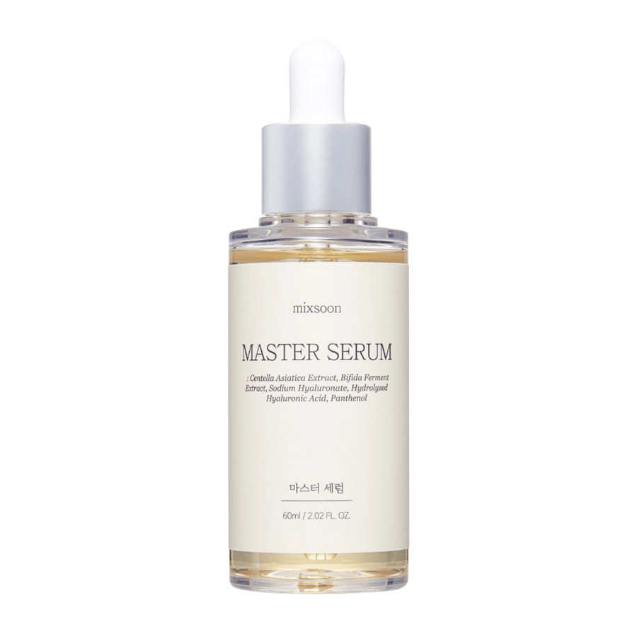 Mixsoon Master Serum dans une bouteille en verre transparent avec une pipette argentée, contenant des ingrédients apaisants et hydratants comme Centella Asiatica et l'acide hyaluronique pour une peau éclatante.
