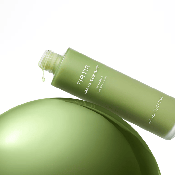 TIRTIR Matcha Skin Toner au matcha PDRN qui équilibre la peau, apaise les irritations et procure une hydratation pour un teint sain et uniforme.