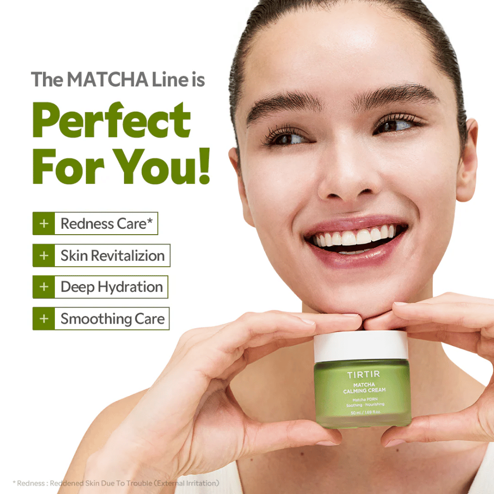 Femme tenant TIRTIR Matcha Calming Cream qui apaise les rougeurs, hydrate en profondeur et renforce la barrière cutanée pour un éclat sain.