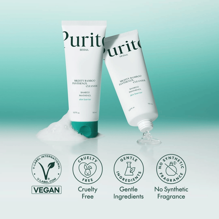 Deux emballages de Purito Mighty Bamboo Panthenol Cleanser sont présentés avec de la mousse, accompagnés d'icônes pour une formule végane, cruelty-free et sans parfum.