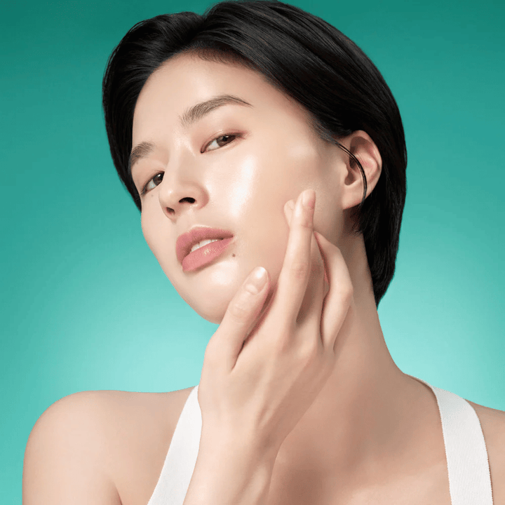 Femme avec une peau radieuse après avoir utilisé Purito Mighty Bamboo Panthenol Serum – sérum apaisant et hydratant qui renforce la barrière cutanée.