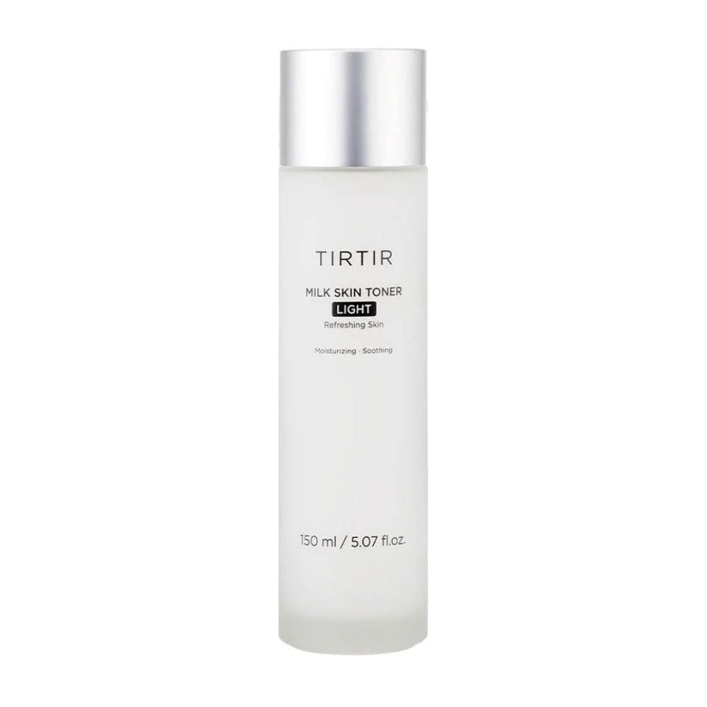 Une image d'un produit de soin de la peau de TIRTIR, "Milk Skin Toner Light". La bouteille est blanche et élégante avec un texte décrivant le toner comme rafraîchissant, hydratant et apaisant. La quantité de contenu est de 150 ml ou 5,07 fl. oz.