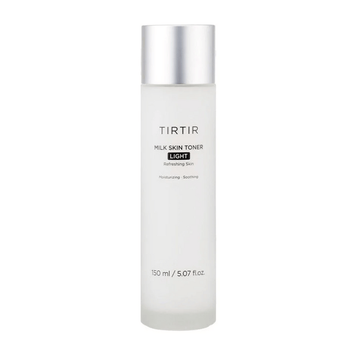 Une image d'un produit de soin de la peau de TIRTIR, "Milk Skin Toner Light". La bouteille est blanche et élégante avec un texte décrivant le toner comme rafraîchissant, hydratant et apaisant. La quantité de contenu est de 150 ml ou 5,07 fl. oz.
