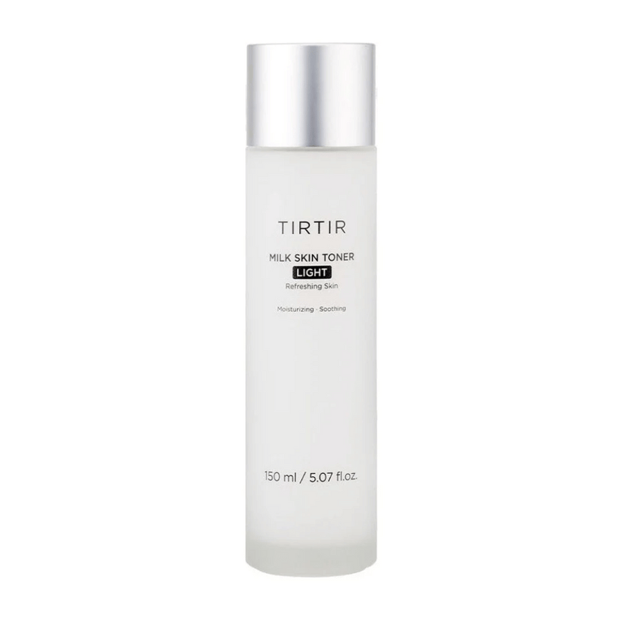 Une image d'un produit de soin de la peau de TIRTIR, "Milk Skin Toner Light". La bouteille est blanche et élégante avec un texte décrivant le toner comme rafraîchissant, hydratant et apaisant. La quantité de contenu est de 150 ml ou 5,07 fl. oz.