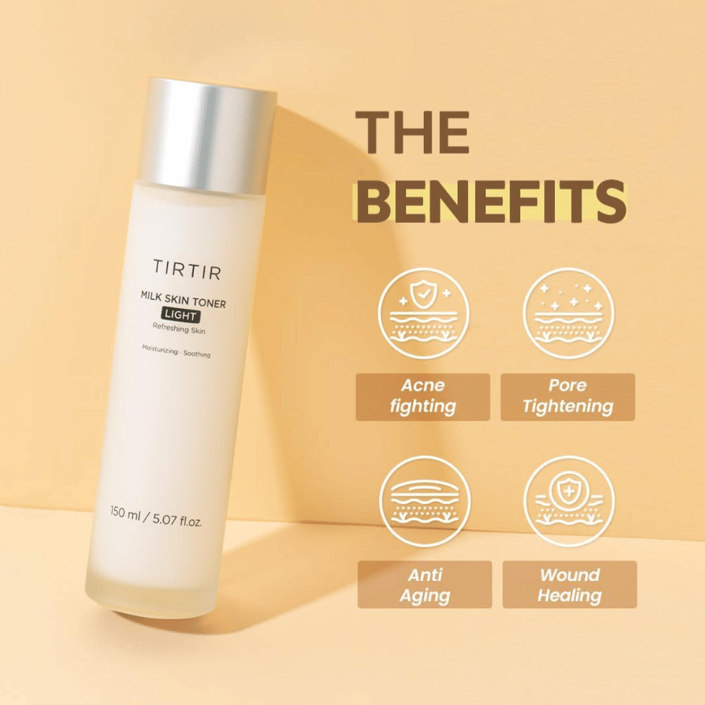 Image du produit "TIRTIR Milk Skin Toner Light" sur un fond jaune avec le texte "THE BENEFITS". La bouteille est présentée avec des icônes mettant en avant ses propriétés : combat l'acné, resserre les pores, anti-âge et guérit les plaies.