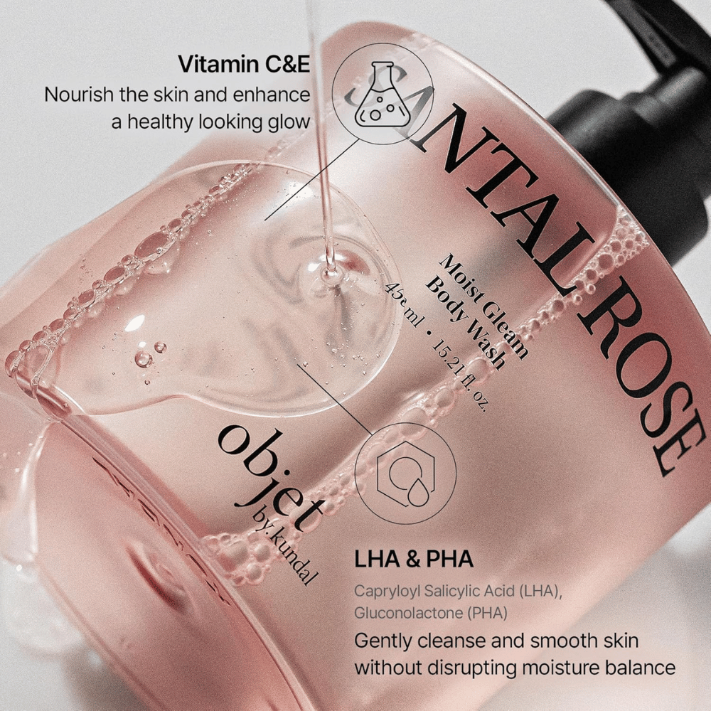 Objet by KUNDAL Santal Rose Moist Gleam Body Wash avec les vitamines C et E ainsi que des LHA et PHA exfoliants.