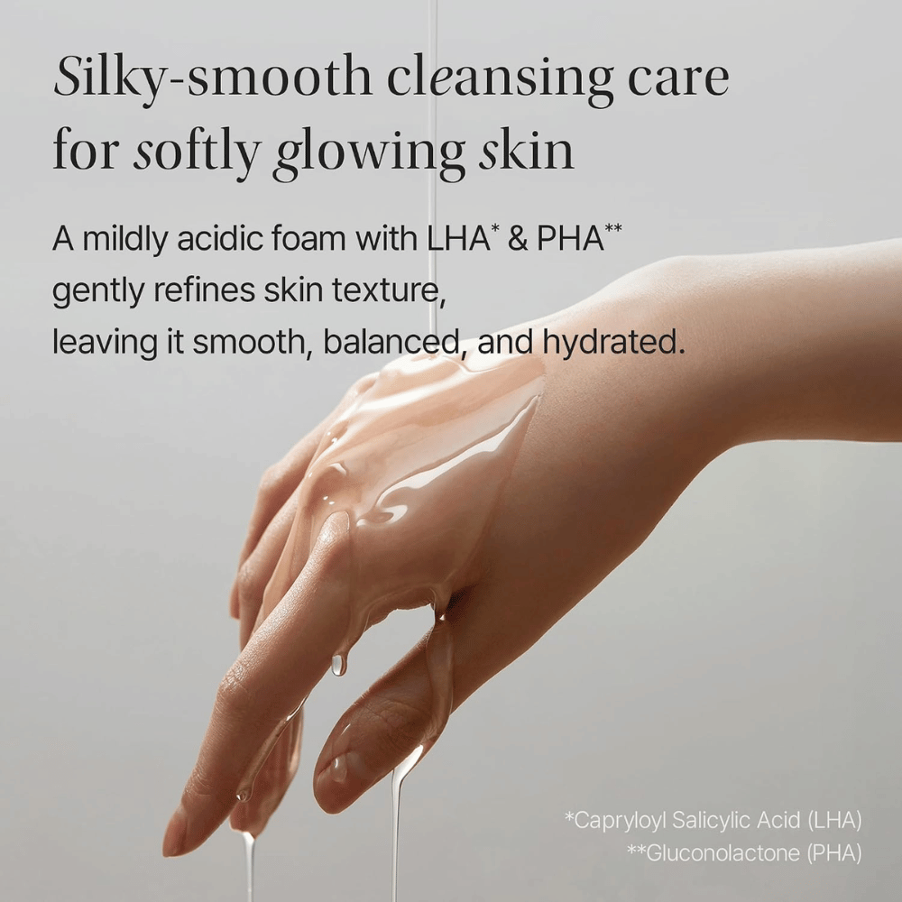 Objet by KUNDAL Moist Gleam Body Wash avec des LHA et PHA qui exfolient en douceur et aident la peau à être douce et hydratée.