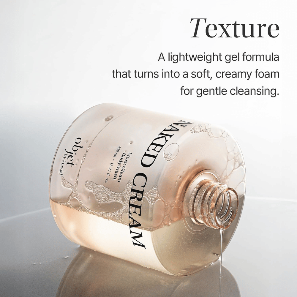 Objet by KUNDAL Moist Gleam Body Wash – texture gel légère qui se transforme en une mousse douce et crémeuse lors du nettoyage.