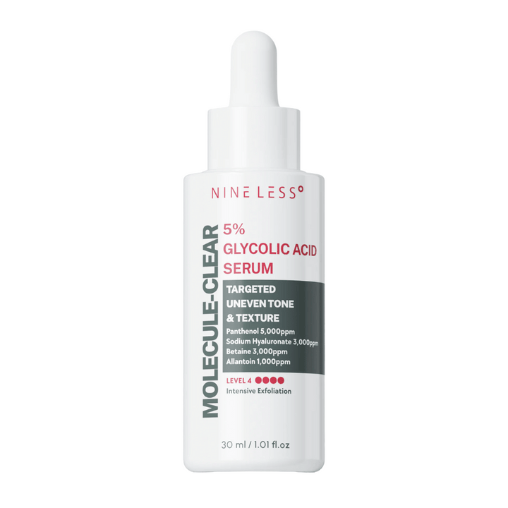 Nine Less Molecule-Clear 5% Glycolic Acid Serum dans une bouteille blanche avec pipette, 30 ml. Sérum exfoliant pour le teint et la texture de la peau inégaux avec panthénol, acide hyaluronique, bétaïne et allantoïne.