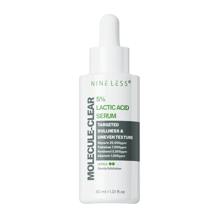 Nine Less Molecule-Clear 5% Lactic Acid Serum dans une bouteille blanche avec pipette, conçue pour lisser la texture inégale de la peau et offrir une exfoliation douce. Taille 30 ml.