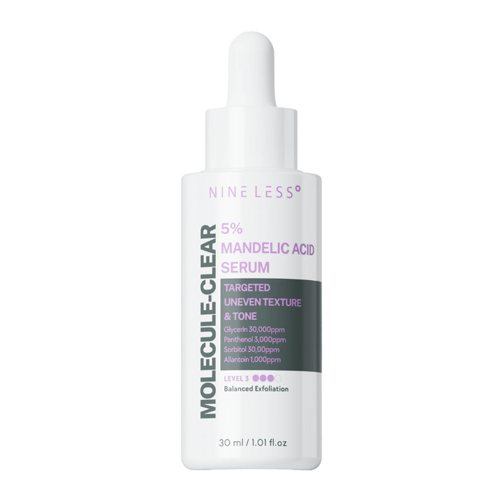 Nine Less Molecule-Clear 5% Mandelic Acid Serum dans une bouteille blanche avec pipette, formulé pour les peaux sensibles et une exfoliation équilibrée du teint et de la texture inégaux.