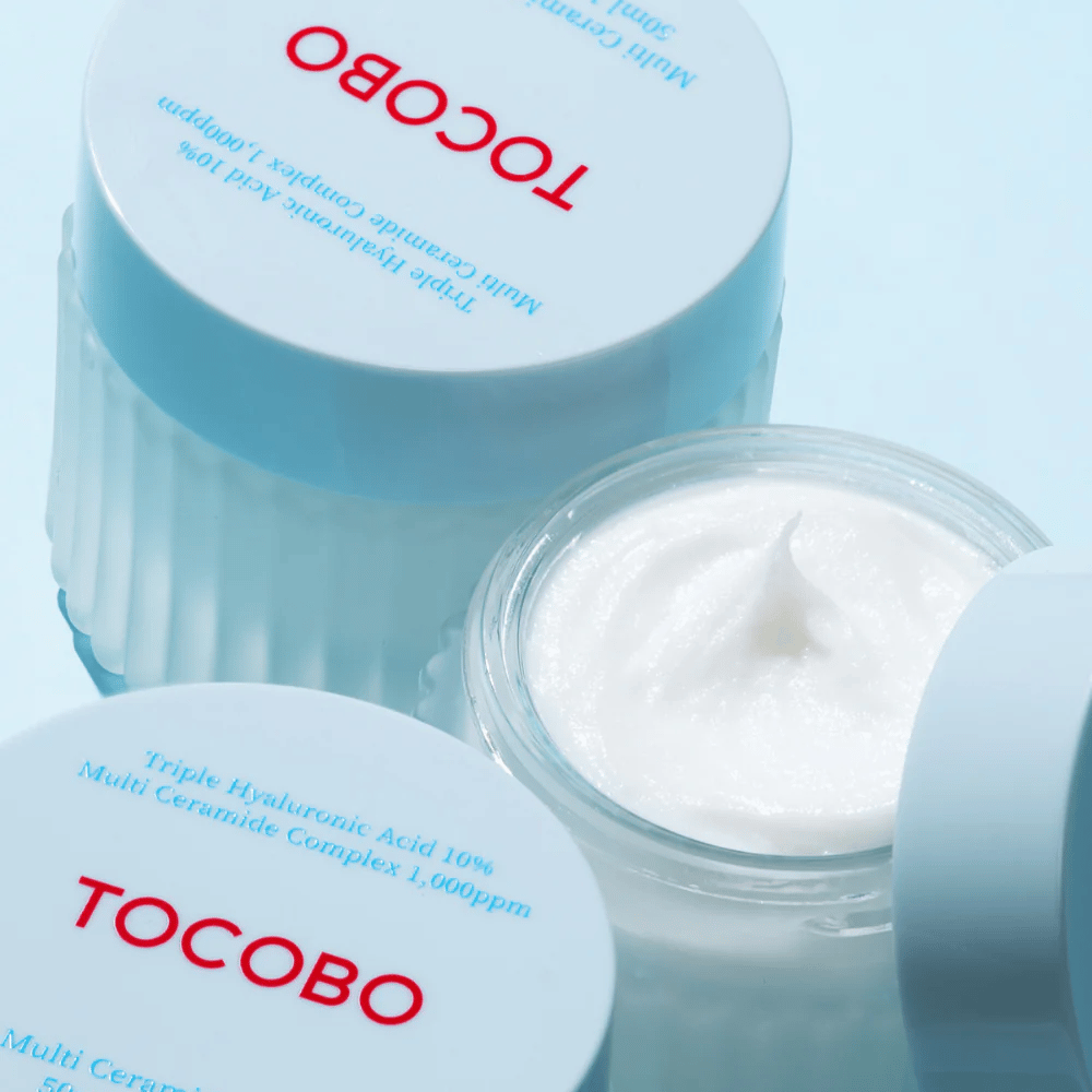 L'image montre "Multi Ceramide Cream" de TOCOBO, qui est une crème hydratante avec triple acide hyaluronique et un complexe de plusieurs céramides. Le produit est destiné à hydrater intensément et renforcer la barrière cutanée.