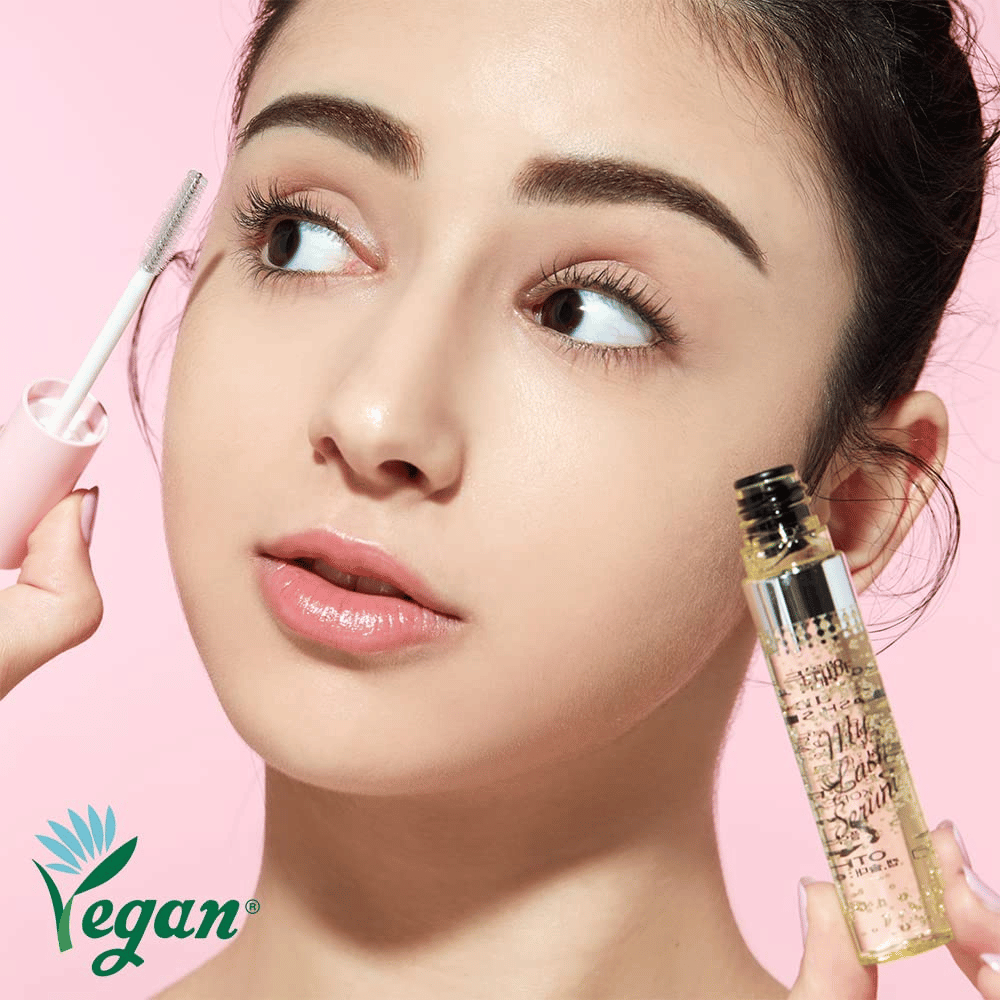 Le modèle applique du My Lash Serum vegan avec un pinceau sur les cils – sérum coréen pour cils qui renforce, nourrit et favorise la croissance des cils.
