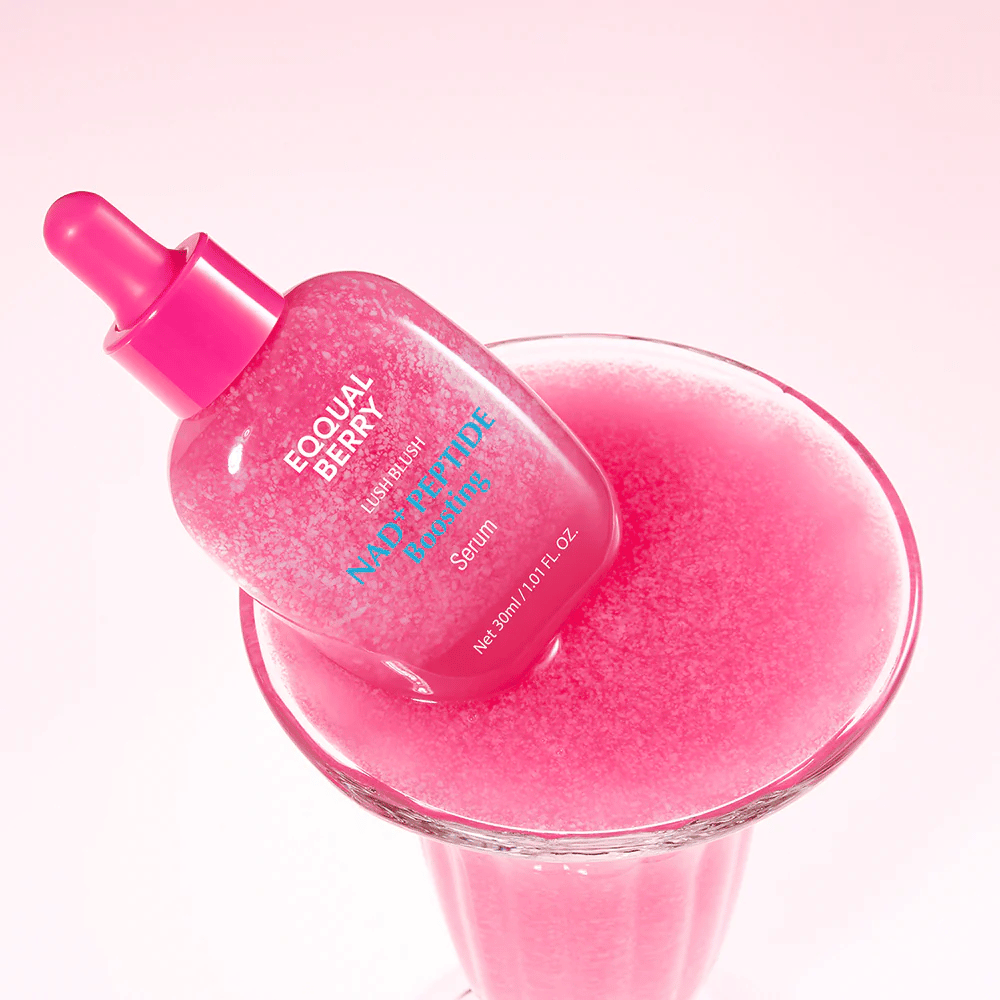 EqualBerry Lush Blush NAD+ Peptide Boosting Serum 30 ml – sérum anti-âge éclatant avec peptides dans une image de produit créative