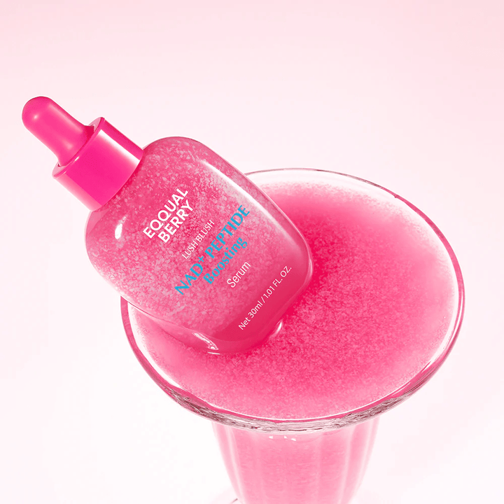 EqualBerry Lush Blush NAD+ Peptide Boosting Serum 30 ml – sérum anti-âge éclatant avec peptides dans une image de produit créative