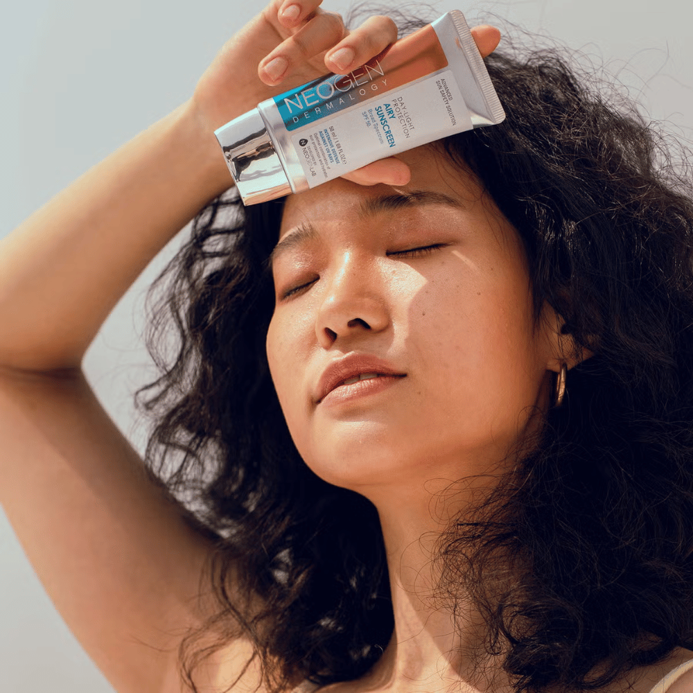 Neogen Dermalogy Day-Light Protection Airy Sunscreen SPF50 50ml – crème solaire légère avec protection UV à large spectre, montrée en utilisation au soleil.