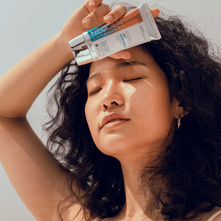 Neogen Dermalogy Day-Light Protection Airy Sunscreen SPF50 50ml – crème solaire légère avec protection UV à large spectre, montrée en utilisation au soleil.