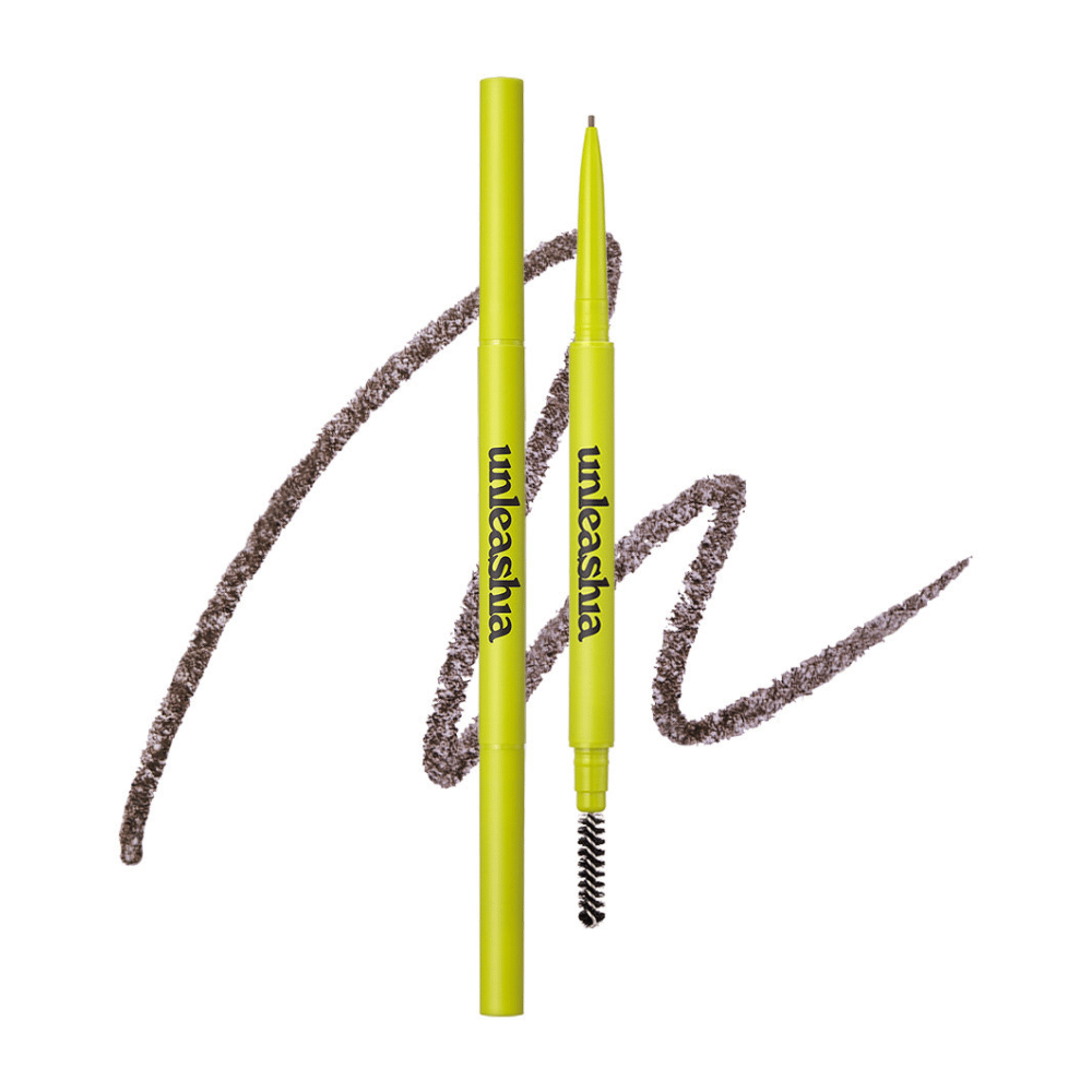 L'image montre le crayon à sourcils de UNLEASHIA dans la couleur "N°2 Kraft Brown". Le produit est présenté avec ses deux extrémités : un crayon de précision pour remplir et définir la forme des sourcils et une brosse pour adoucir et mélanger la couleur. L'emballage est vert clair, ce qui donne une sensation fraîche et moderne.