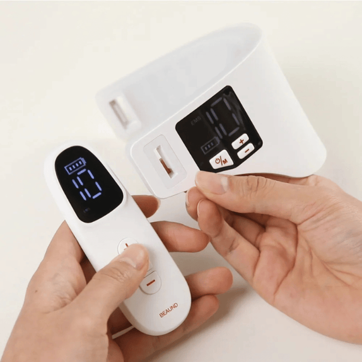 Beaund Neckcera est présenté avec la télécommande incluse. L’image démontre le contrôle sans fil ainsi que l’écran numérique où l’intensité et les fonctions peuvent être ajustées.