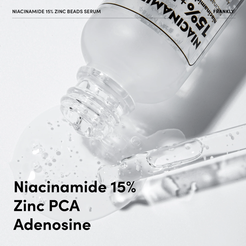 Gros plan sur le sérum FRANKLY Niacinamide 15% + Zinc Beads Serum en cours de versement. Le texte montre les ingrédients : Niacinamide 15 %, Zinc PCA et Adénosine.