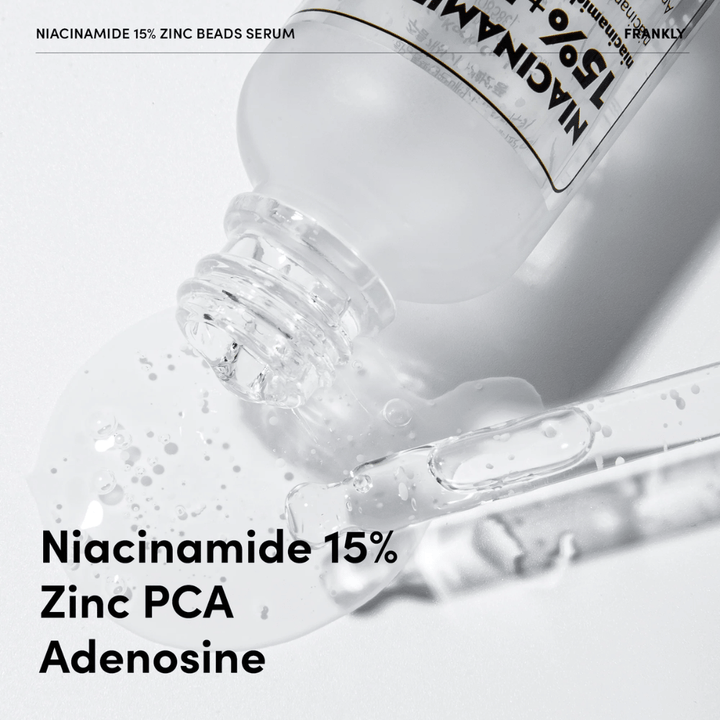 Gros plan sur le sérum FRANKLY Niacinamide 15% + Zinc Beads Serum en cours de versement. Le texte montre les ingrédients : Niacinamide 15 %, Zinc PCA et Adénosine.