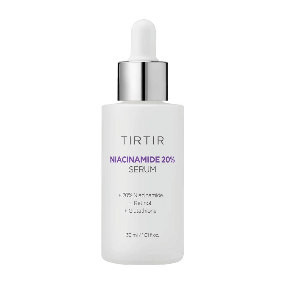 La bouteille de Tirtirs "Niacinamide 20% Serum" est posée sur un fond blanc. Le sérum contient 20 % de niacinamide, rétinol et glutathion, et est conçu pour améliorer la texture de la peau et donner un teint plus éclatant. Le contenu de la bouteille est de 30 ml.