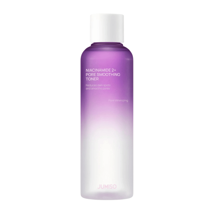 Image produit de JUMISO Niacinamide 2+ Pore Smoothing Toner sur fond clair. Le flacon violet et blanc met en avant l’accent du produit sur l’affinement des pores, un teint plus uniforme et une visibilité réduite des taches sombres.